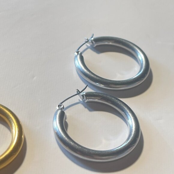 Claire's Set of 2 Pairs of Hoop Earrings Gold & Silver - Picture 4 of 7